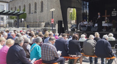 Evangelische Friedenskirchengemeinde Hochsauerland feiert Vereinigungsgottesdienst unter freiem Himmel